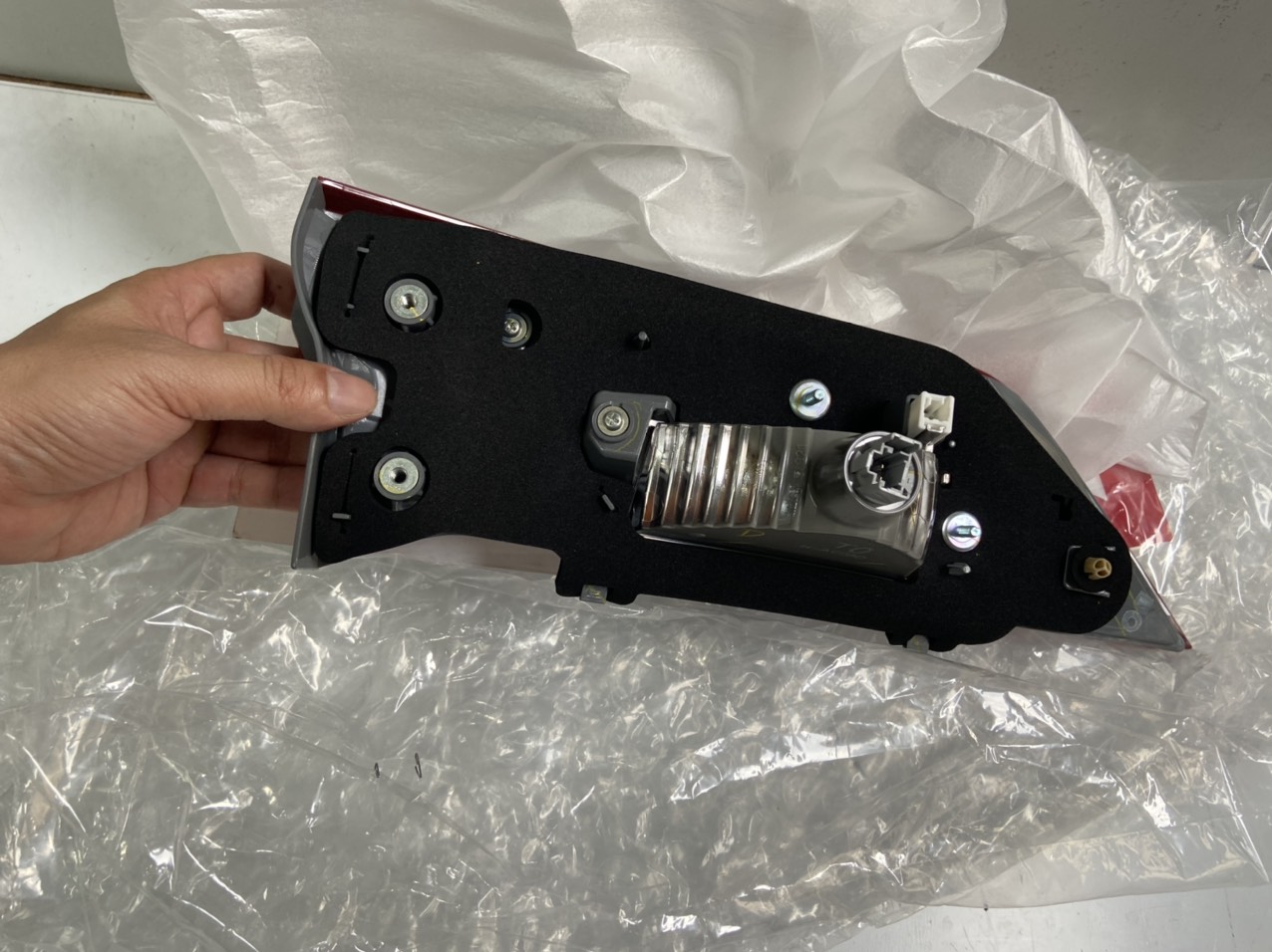 Đèn lái sau trên cốp xe Honda CRV 2017-2020